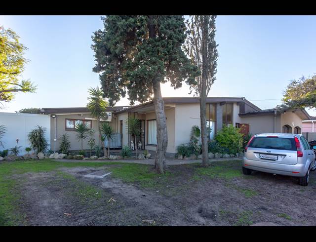 5 BEDROOM HOUSE FOR SALE IN OAKDALE